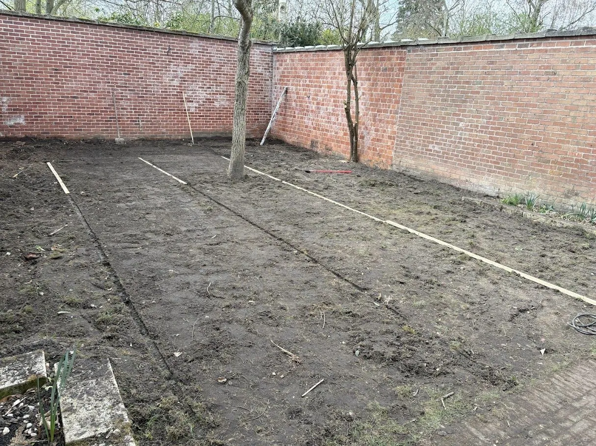 Heraanleg van een ommuurde tuin met nieuwe borders en beplanting door L&R Projects, foto 1 van 4
