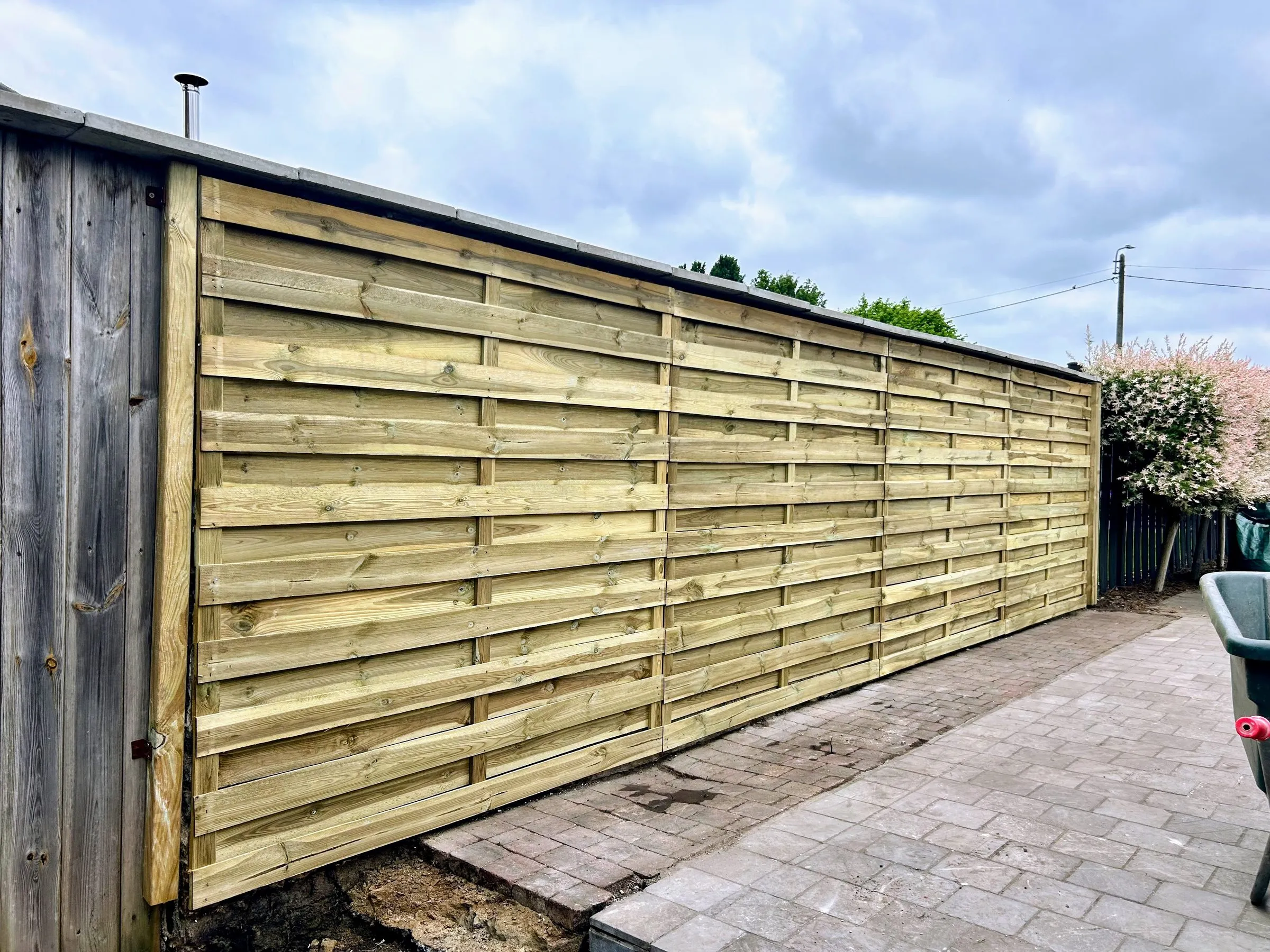 Houten tuinscherm en poort geplaatst door L&R Projects, foto 1 van 2