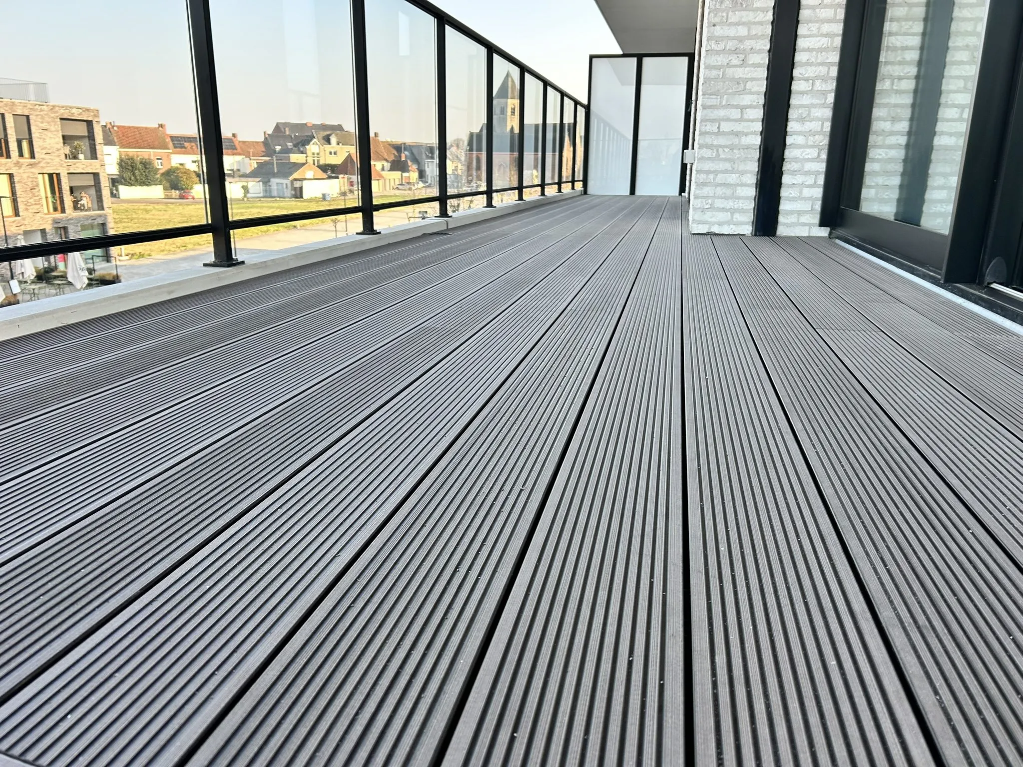 Dakterras belegd met composiet terrasdelen door L&R Projects, foto 1 van 2