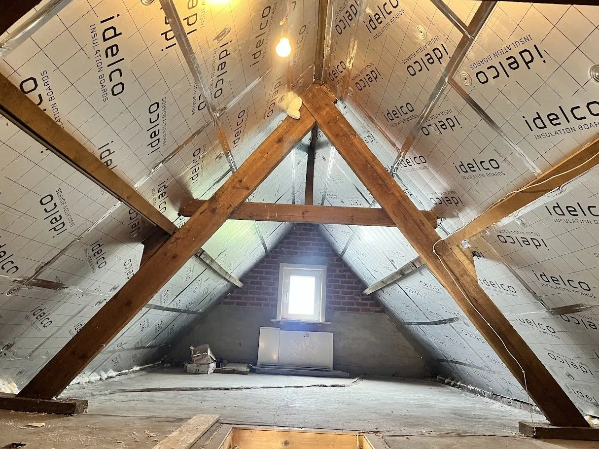 Dakisolatie geplaatst langs de binnenzijde van een hellend dak door L&R Projects, foto 1 van 3