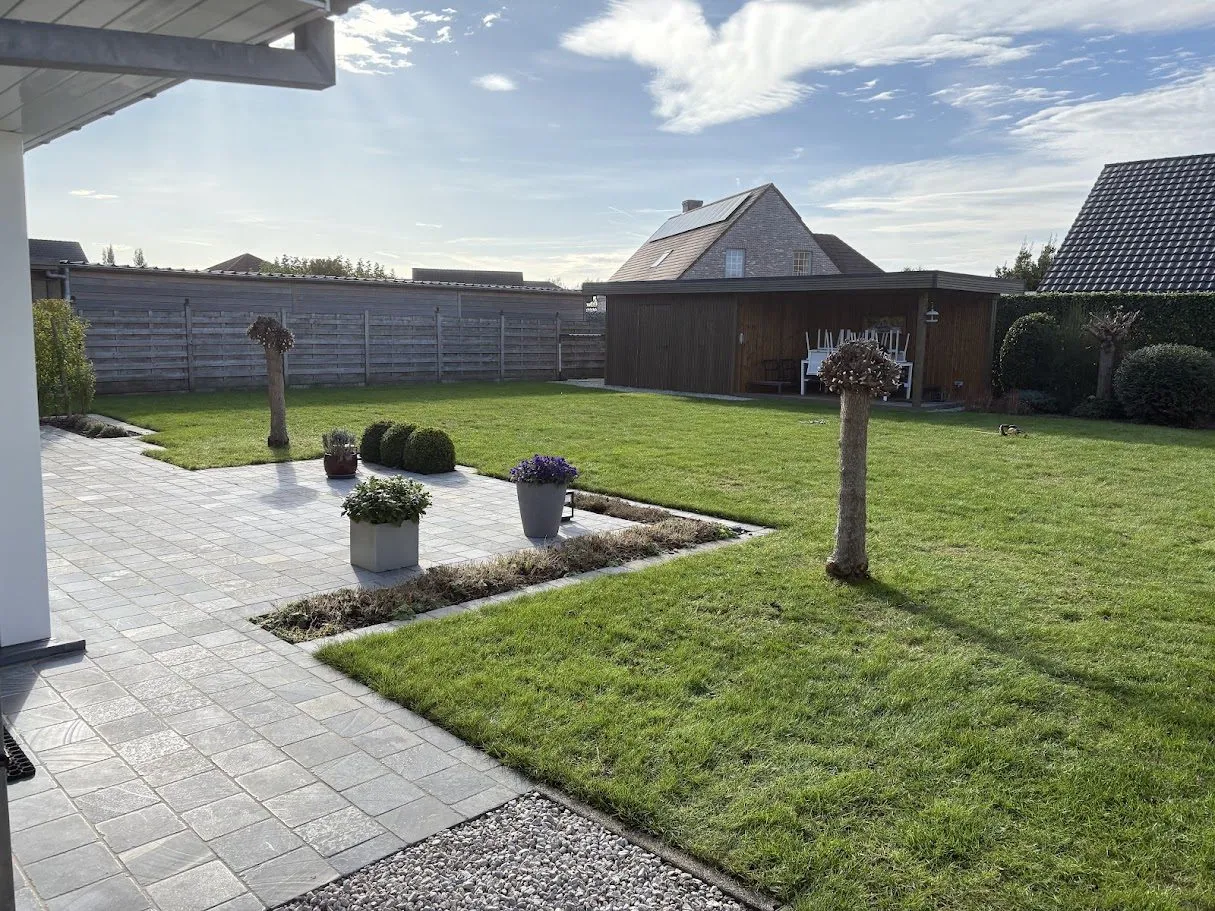Aangelegde tuin met terras, gazon en borders door L&R Projects