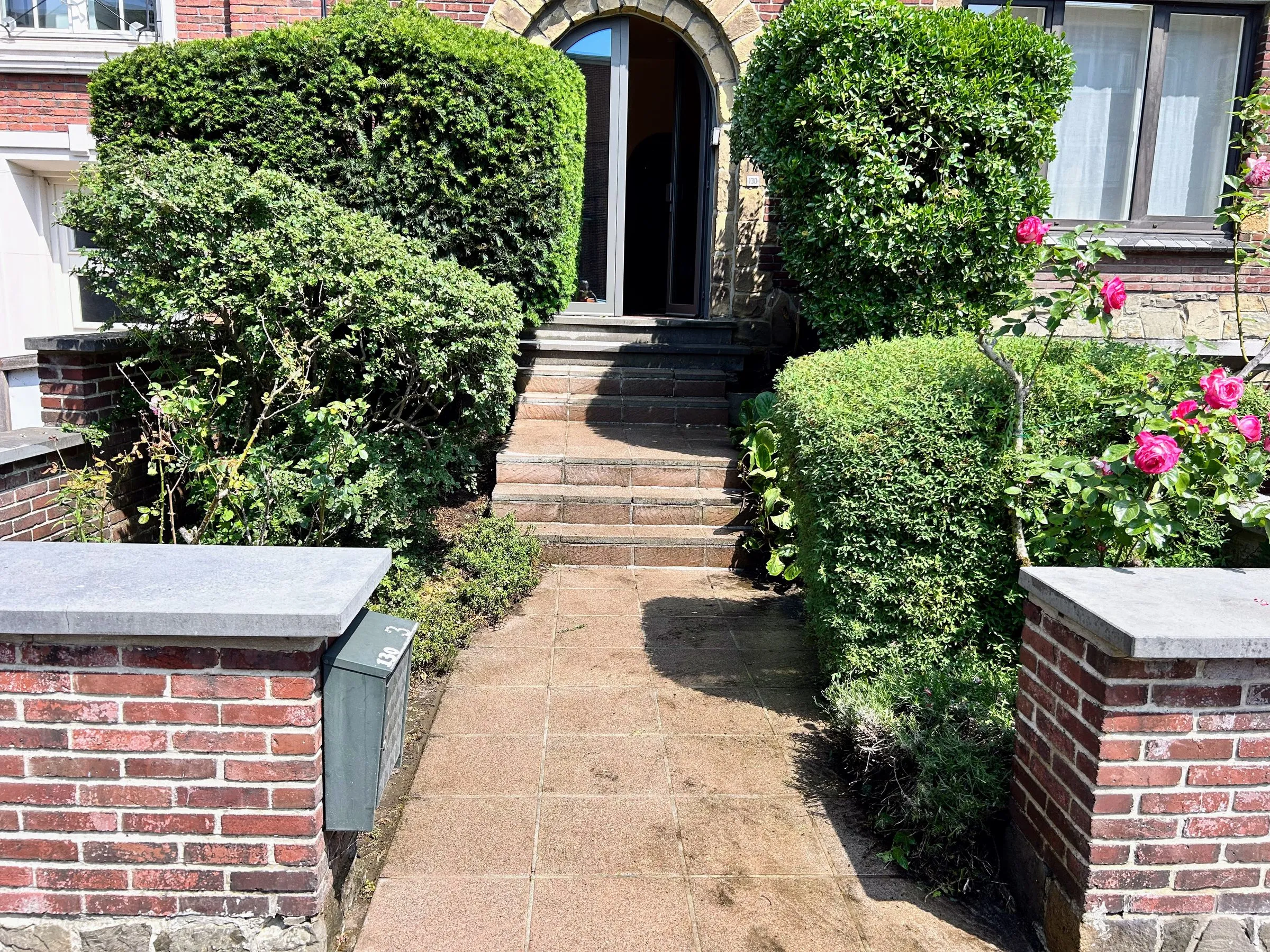 Geschoren hagen en vormsnoei in een onderhouden tuin door L&R Projects, foto 5 van 5